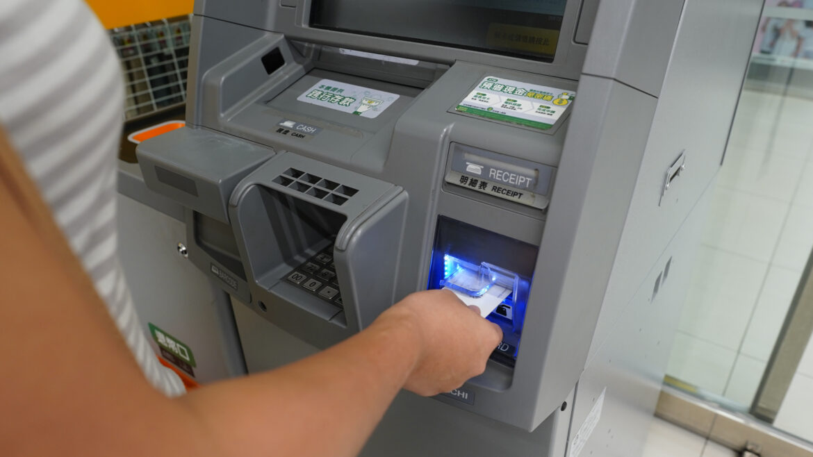 在國外 ATM 提領當地貨幣的安全終極攻略 | 怎麼樣方便領現金又不用怕卡片遺失？