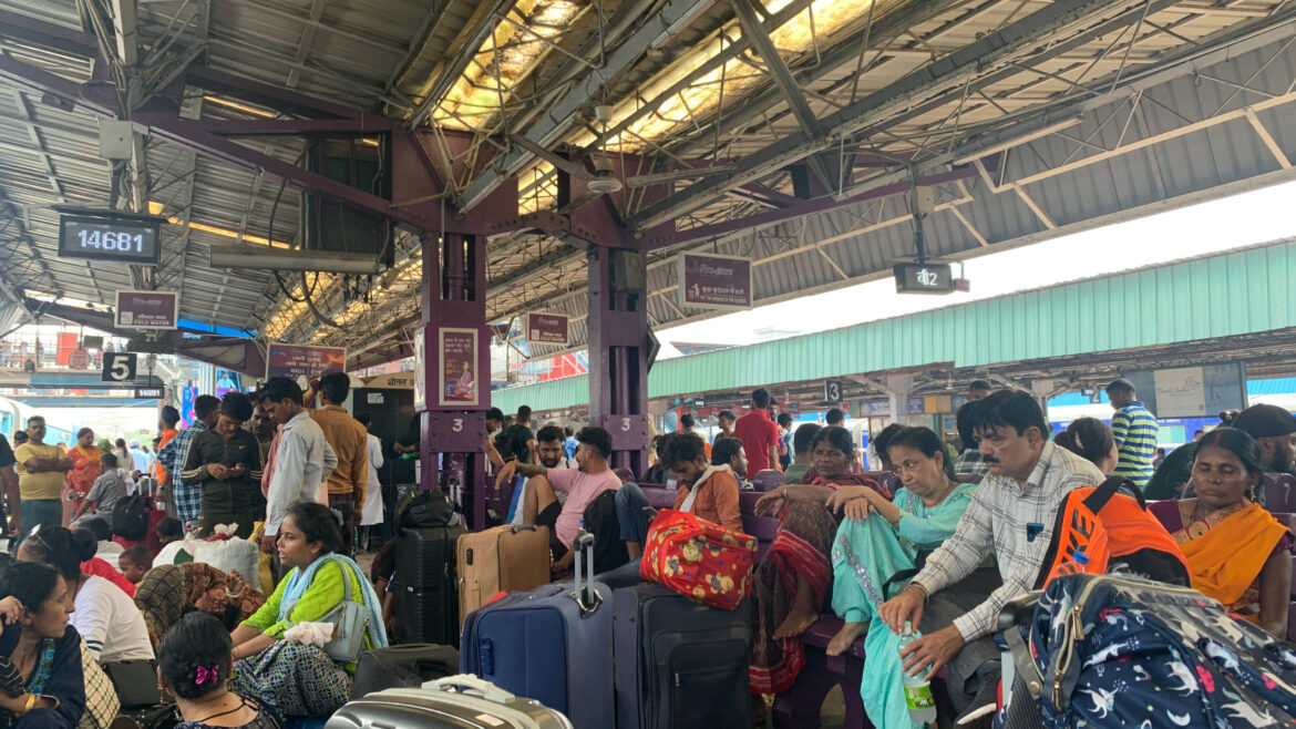 印度鐵路攻略與開箱 | 怎麼買票？艙等差異在哪？如何確認月台？我的列車會延誤多久？
